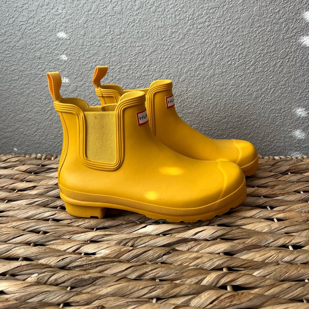 Hunter Yellow Chelsea Rain Boots, size 8